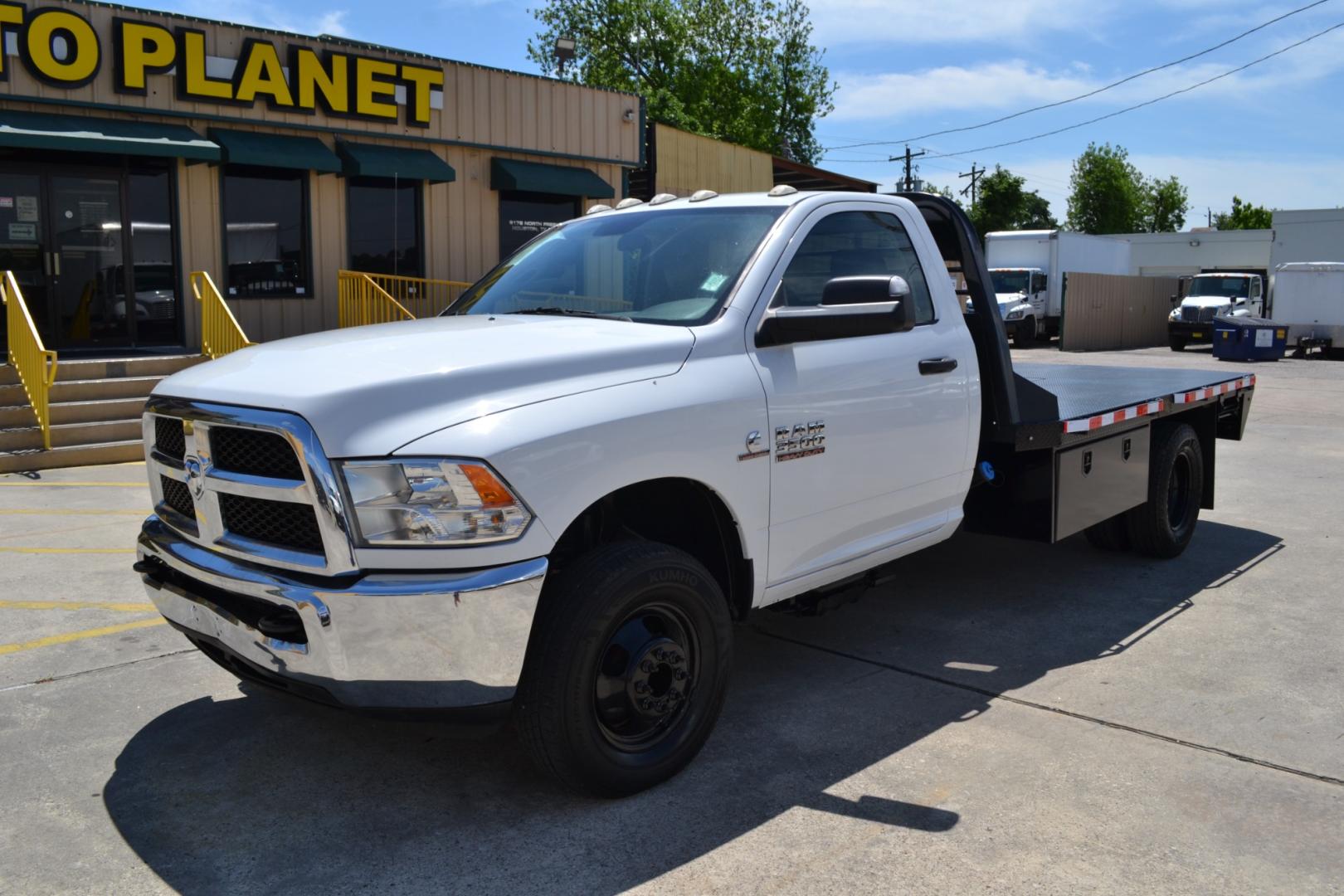 2018 WHITE /GRAY RAM 3500 with an CUMMINS 6.7L TURBO DIESEL engine, AISIN A465 6SPD AUTOMATIC transmission, located at 9172 North Fwy, Houston, TX, 77037, (713) 910-6868, 29.887470, -95.411903 - 14,000LB GVWR, 11FT FLATBED, 98" WIDE, 2 X TOOLBOXES, GOOSENECK/BUMPER PULL HITCH, 4X4, POWER WINDOWS, LOCKS, & MIRRORS, COLD A/C , CRUISE CONTROL - Photo#0